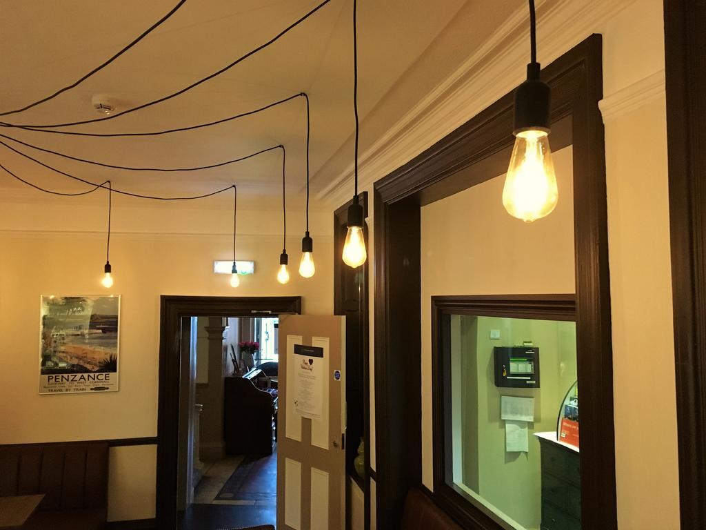 סווינדון The Highworth Hotel מראה חיצוני תמונה