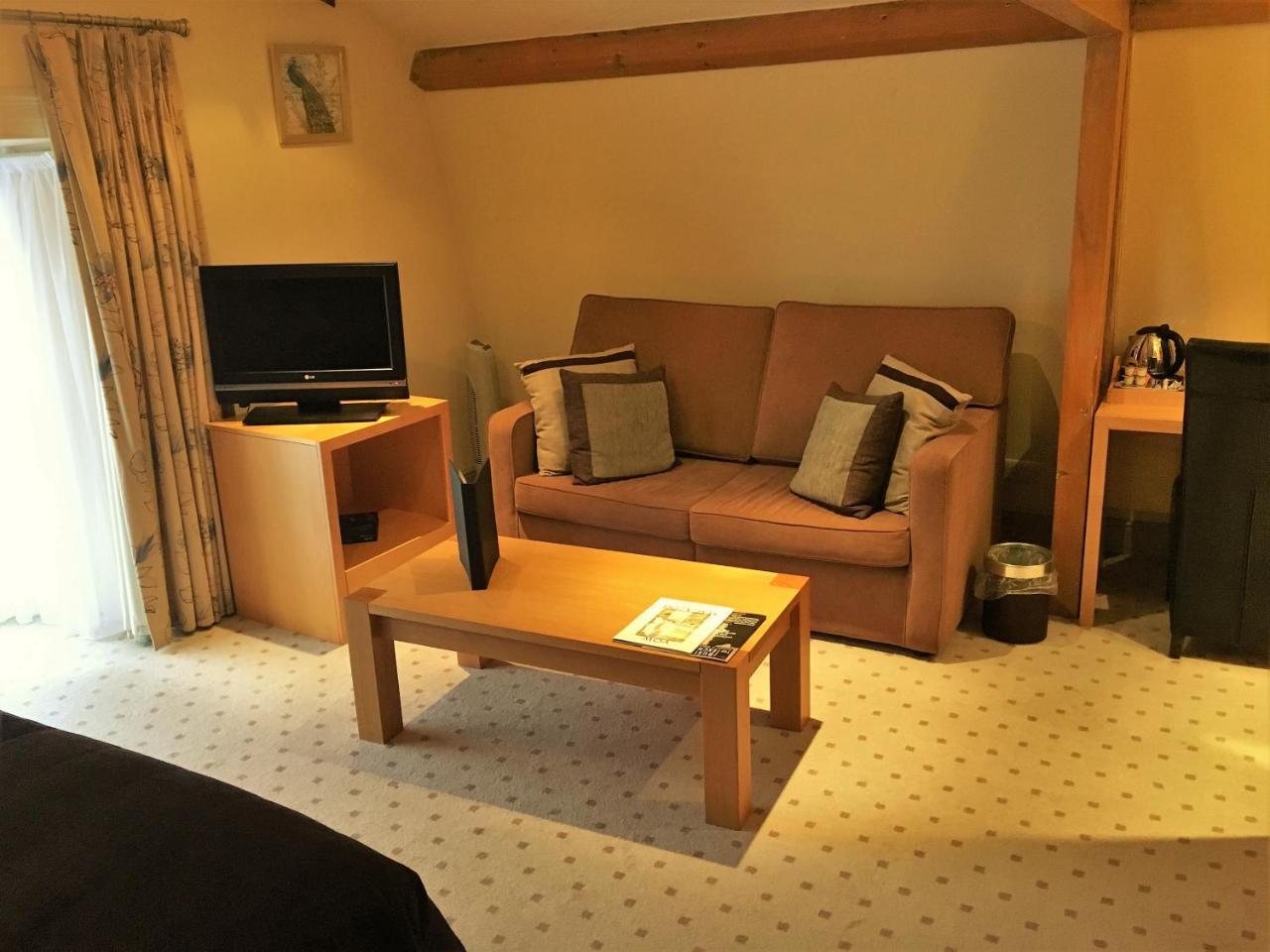 סווינדון The Highworth Hotel מראה חיצוני תמונה