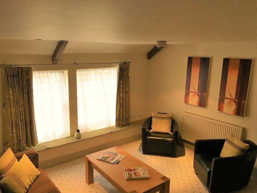 סווינדון The Highworth Hotel מראה חיצוני תמונה