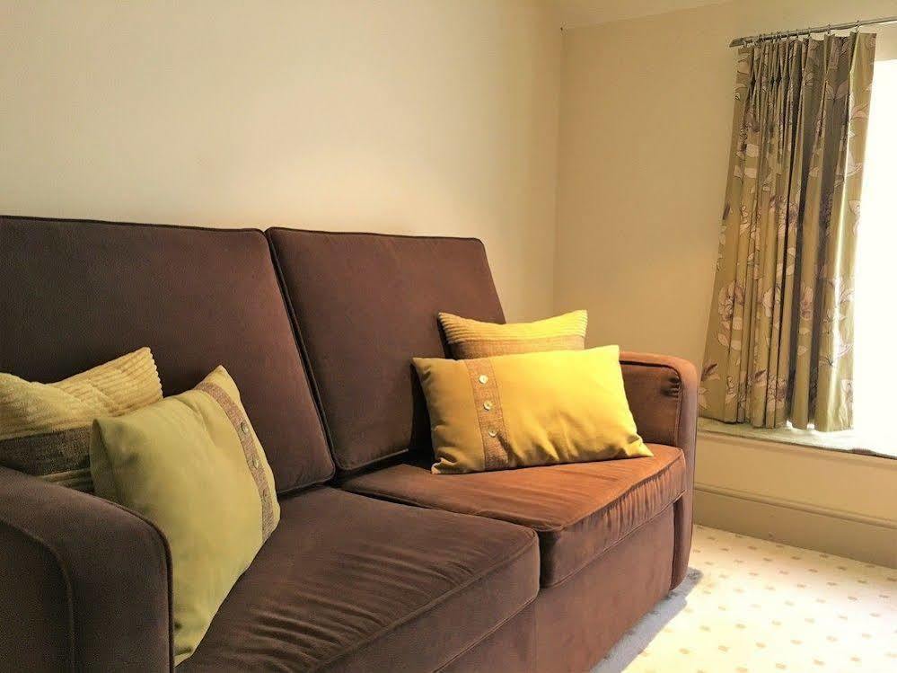 סווינדון The Highworth Hotel מראה חיצוני תמונה