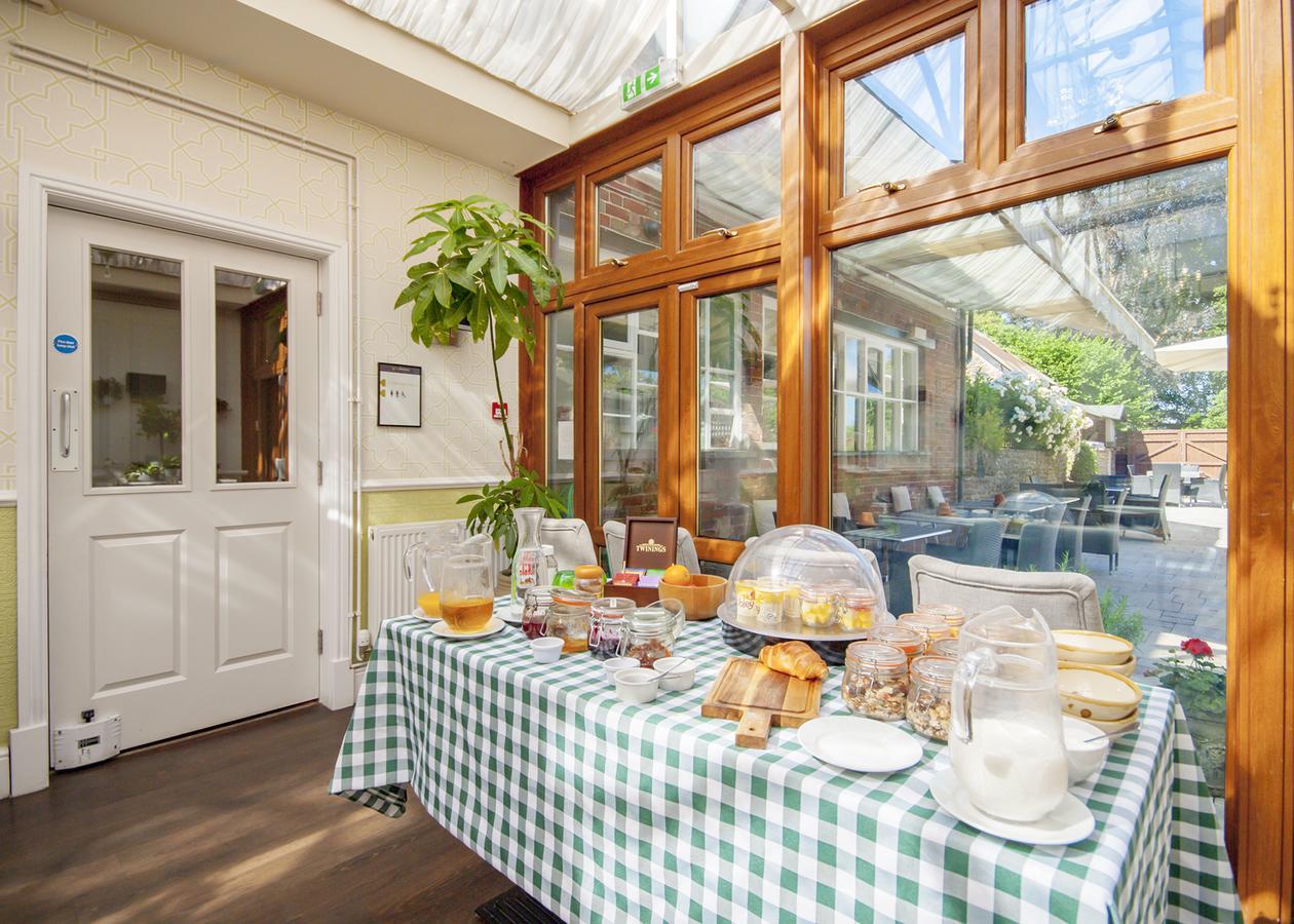 סווינדון The Highworth Hotel מראה חיצוני תמונה