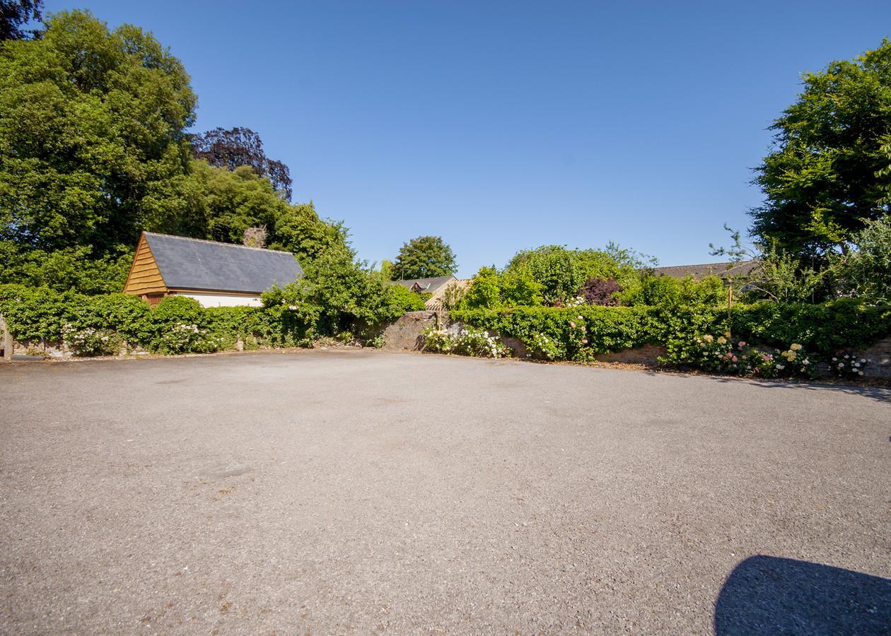 סווינדון The Highworth Hotel מראה חיצוני תמונה