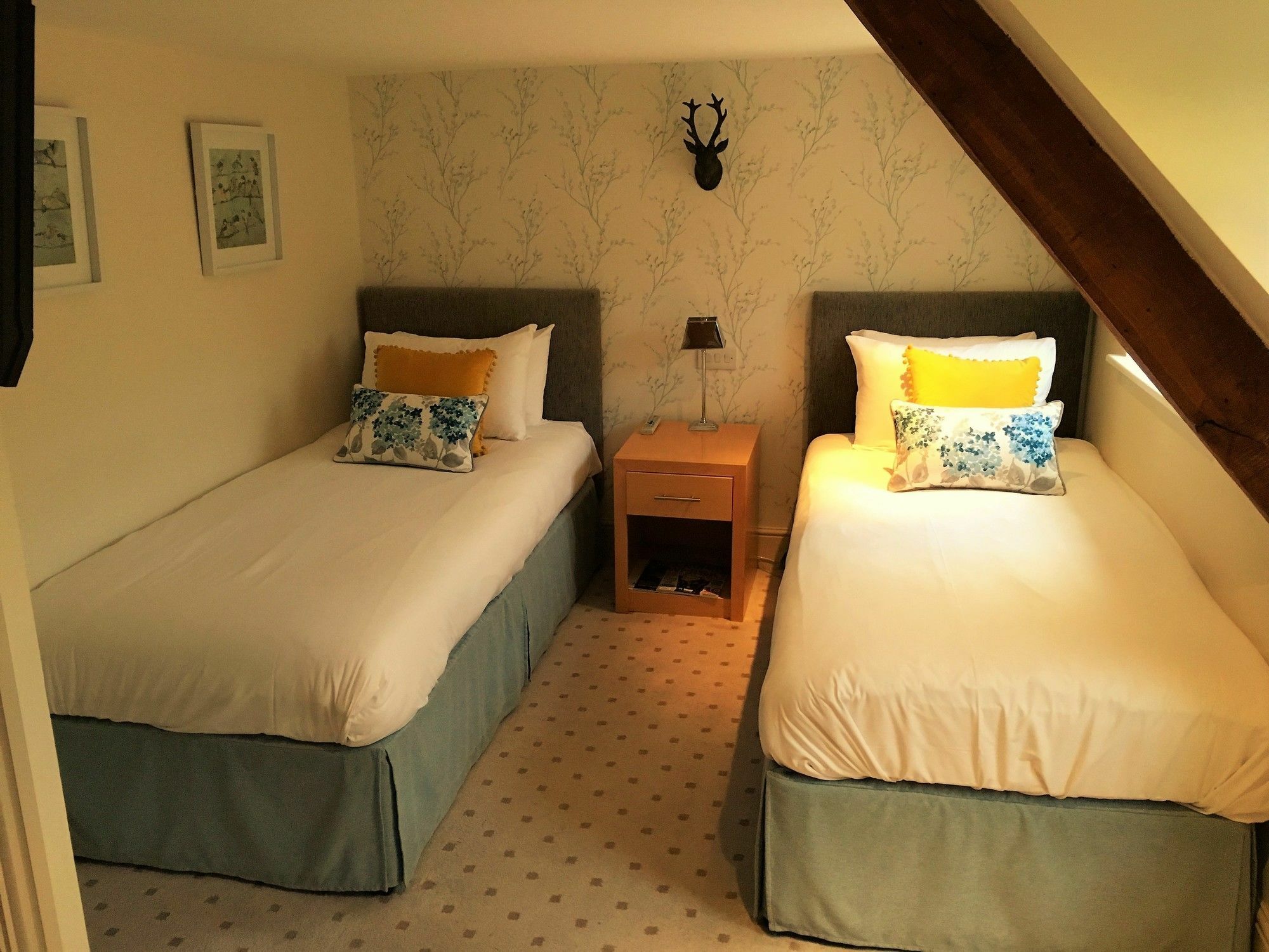 סווינדון The Highworth Hotel מראה חיצוני תמונה