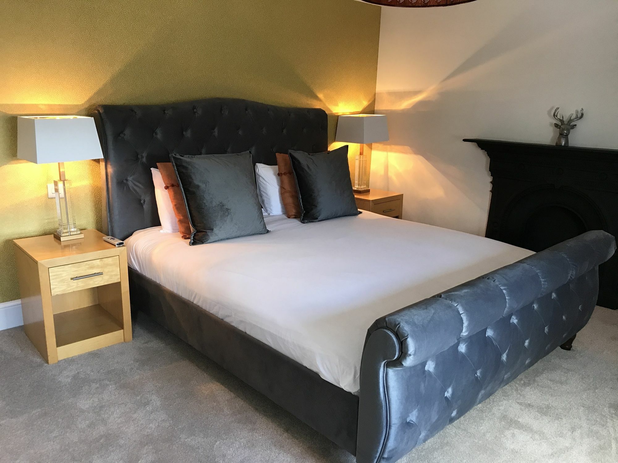 סווינדון The Highworth Hotel מראה חיצוני תמונה